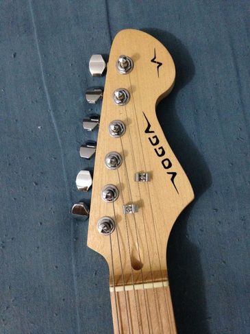 Guitarra Stratocaster Preta Vogga com Afinador