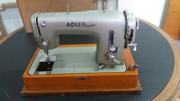 Máquina de Costura Adler 153