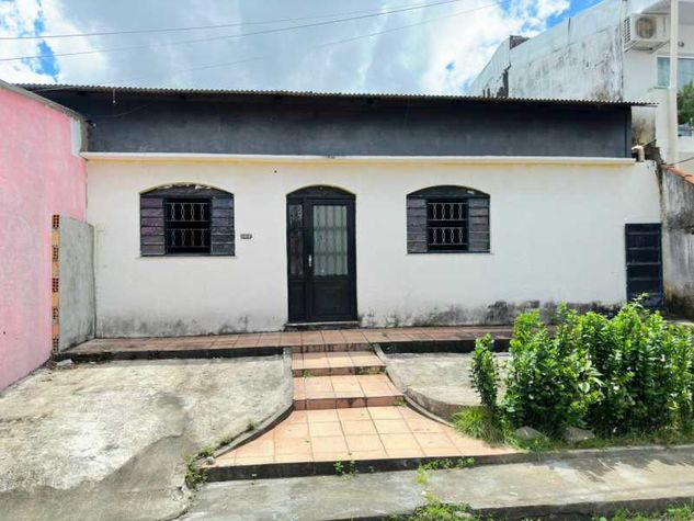 Excelente Casa Residencial ou Comercial no Bairro Adrianópolis, Ideal para Clinicas