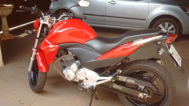 Vendo Moto Honda CB 300r Flex, Ano 2014, Cor Vermelha com Alarme e Des