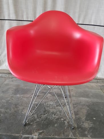 Linda Cadeira Vermelha com Pés Cromados