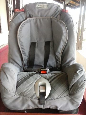 Cadeira de Bebê para Carro e uma Cama Infantil