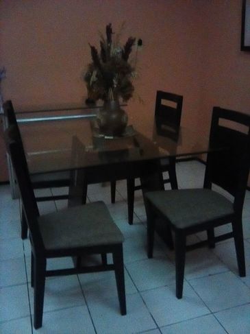 Vendo Mesa e Cadeiras R$ 250,00