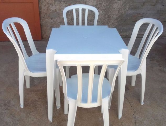 Conjunto de Mesas e Cadeiras de Plástico Goiânia 182 Kg