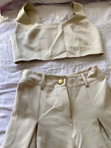 Conjunto Bege - Cropped e Calça Pantalona e Cinto Dourado