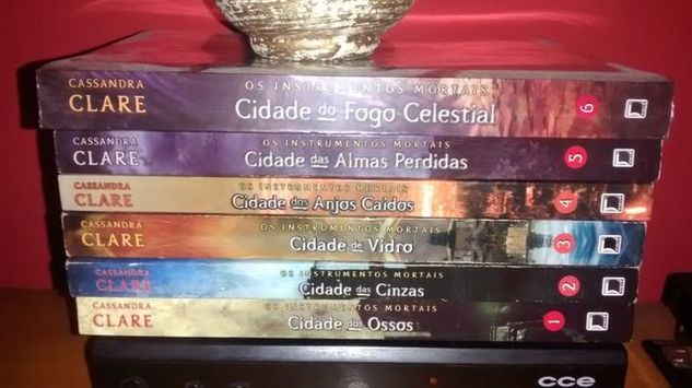 Coleção de Livros Completa da Saga Os Instrumentos Mortais Cassandra Claire,composta por 6 Livros