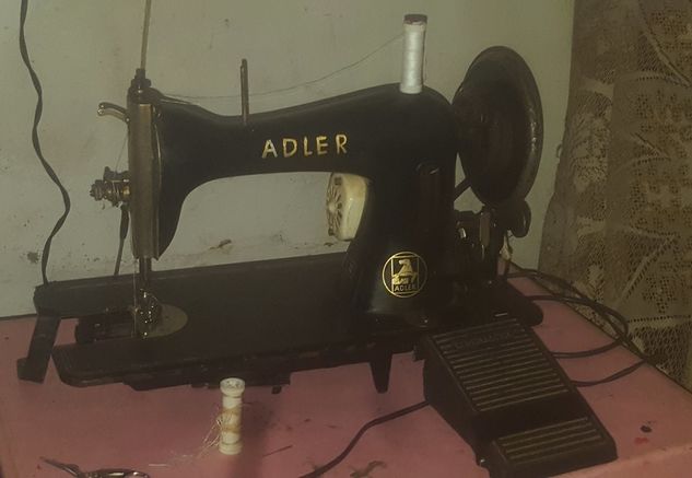 Máquina de Costura Alemã Adler 52